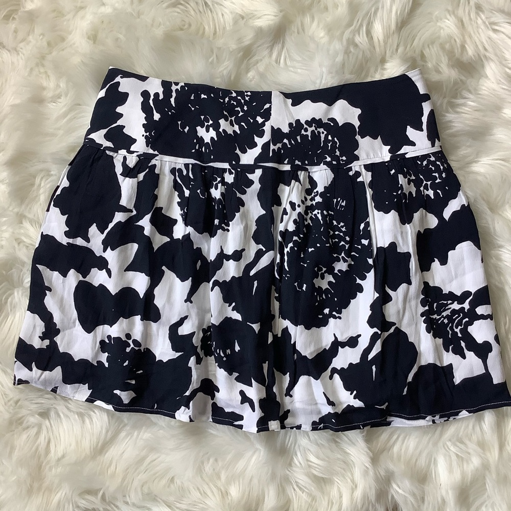 LOFT Floral White Blue Flare Flirty Lined Skirt Size 10